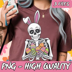 Puede incluir: Una ilustración digital de un esqueleto con un disfraz de conejo sosteniendo una cesta de huevos de Pascua coloridos. El esqueleto lleva un disfraz de conejo rosa con pelaje blanco y una cara de calavera. La cesta está llena de huevos de Pascua coloridos con colores rosa, amarillo, azul y verde.