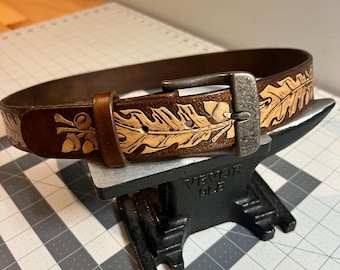 Met de hand gegraveerde en gestempelde leren riem: blad en eikel