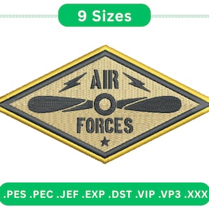 Puede incluir: Parche bordado con la inscripción "AIR FORCES" en forma de diamante. Borde dorado, fondo beige y diseños negros de hélice y relámpagos. Disponible en 9 tamaños. Tema militar.