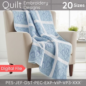 Op de afbeelding: Een lichtblauwe babyquilt met geborduurde voetstappen en flesjes, gedrapeerd over een beige fauteuil. De quilt heeft witte strepen en de tekst "Quilt Embroidery Designs" en "20 Sizes". De woorden "Digital File" zijn ook zichtbaar.