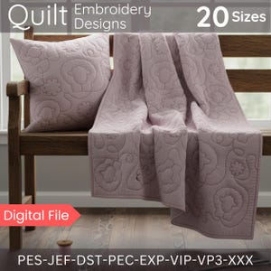 Pode incluir: Um conjunto de edredom e almofada lilás claro com bordados florais. O edredom está drapeado sobre um banco de madeira. Os textos "Quilt Embroidery Designs" e "20 Sizes" são visíveis. A frase "Digital File" também está presente.
