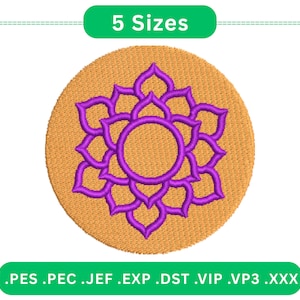 Può includere: Una tazza di ceramica bianca con manico nero e la scritta "But First, Coffee" in grassetto nero. La tazza è posta su uno sfondo neutro, che ne evidenzia il design semplice.