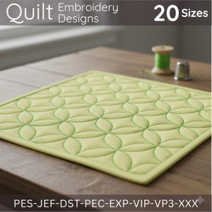 Könnte beinhalten: Ein quadratischer, hellgrüner Quilt mit einem sich wiederholenden Blumenmuster, das mit dunklerem grünen Faden genäht wurde. Der Quilt trägt die Aufschrift "Quilt Embroidery Designs" mit "20 Sizes" und Dateitypcodes. Eine Holzspule mit grünem Faden und ein Fingerhut sind im Hintergrund.