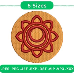 Może przedstawiać: Haftowany wzór z czerwonym kwiatowym wzorem w okręgu, na beżowym tle. Projekt oznaczony jest napisem "5 Rozmiarów" i formatami plików: .PES .PEC .JEF .EXP .DST .VIP .VP3 .XXX. Idealny do projektów haftu.
