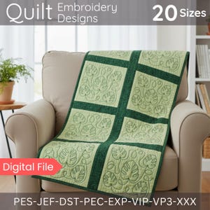 Pode incluir: Um edredom verde com um padrão de folhas está sobre uma poltrona bege. O edredom tem uma borda verde escura e apresenta desenhos de folhas bordadas. A imagem também inclui o texto "Quilt Embroidery Designs" e "20 Sizes". As palavras "Digital File" também são visíveis.