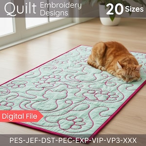 Pode incluir: Um edredom azul claro com bordados rosa, apresentando pegadas de gato e padrões florais. O edredom tem uma borda rosa e o texto "Quilt Embroidery Designs" e "20 Sizes". Um gato laranja dormindo descansa sobre o edredom. Arquivo digital.
