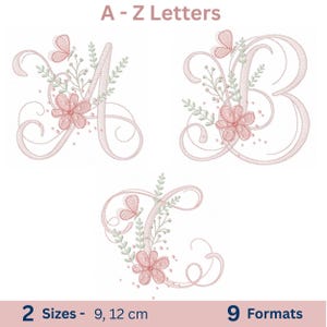 Puede incluir: Letras bordadas de la A a la Z con un diseño floral. Cada letra está adornada con flores rosas, mariposas y follaje verde. Las letras están disponibles en dos tamaños: 9 y 12 cm. El texto "A - Z Letters" y "9 Formats" también se muestra.