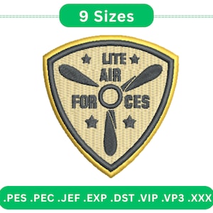 Op de afbeelding: Geborduurde patch in schildvorm, met de tekst "LITE AIR FORCES" en een propellerontwerp. De patch heeft een gouden rand en een beige achtergrond. De afbeelding bevat ook de tekst "9 Maten" en bestandsextensies.