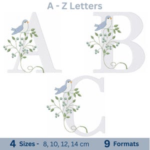 Könnte beinhalten: Gestickte Buchstaben A, B und C, jeweils mit einem hellblauen Vogel auf einem belaubten Zweig mit Beeren verziert. Die Buchstaben sind in einem weichen, hellgrauen Farbton gehalten. Der Text "A - Z Letters", "4 Größen - 8, 10, 12, 14 cm" und "9 Formate" ist enthalten.