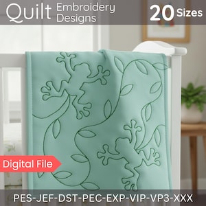 Può includere: Una trapunta verde chiaro con disegni di rane e foglie ricamate in verde. Le parole "Quilt Embroidery Designs" e "20 Sizes" sono in alto. Il testo "Digital File" è su una freccia rossa. I tipi di file sono elencati in basso.