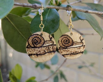 Pendientes de caracol rústicos hechos a mano con madera quemada en ganchos chapados en oro de 18 quilates, joyería artística para llevar.