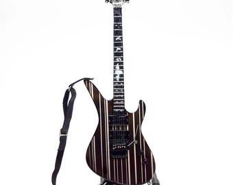 Synyster Gates Miniaturgitarre – Avenged Sevenfold Signature-Replik Mit Ständer