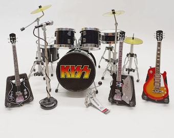 Miniature Drum Set Kiss Band Replica Drum Kit with Guitars and Bass Natural Wood Birthday Gift Instrument Music Souvenir Desk Display 1:12