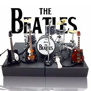 Miniature Drum Set Replica Drum Kit The Beat les with Guitars and Bass Natural Wood Gift Instrument Music Display 1:12