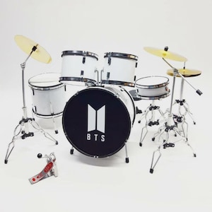 Miniature Drum Set BTS K-Pop Group Replica Mini Drum Kit White Wood Birthday Gift Instrument Musical desk and shelf Rack Display 1:6