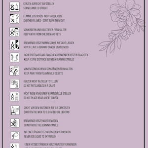 Könnte beinhalten: Ein lila Schild mit Sicherheitshinweisen für Kerzen auf Deutsch und Englisch. Das Schild enthält Illustrationen und Text zur Verwendung von Kerzen, wie z. B. Kerzen von Kindern und Haustieren fernzuhalten und sie nicht unbeaufsichtigt zu lassen. Der Text enthält auch den Satz "Die Kerze ist ein offenes Feuer!"