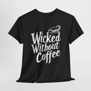 Op de afbeelding: Zwart t-shirt met de witte tekst "Wicked Without Coffee" en een illustratie van een koffiekopje. Het shirt heeft een ronde hals en is geschikt voor dagelijks gebruik.