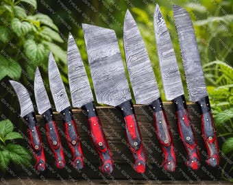 Juego de cuchillos de chef de acero de Damasco hechos a mano: mango de madera rojo y negro, funda de cuero y cuchillos personalizados.