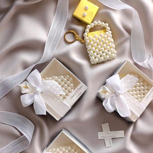 Boîte cadeau personnalisée avec chocolat et porte-clés de perles faites main | Cadeau de mariée élégant | Souvenir d'invité personnalisé