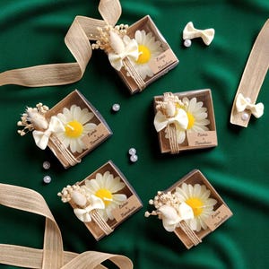 Scatola portaconfetti con margherite • Regalo rustico personalizzato • Ricordo di fiori secchi boho per addio al nubilato o fidanzamento