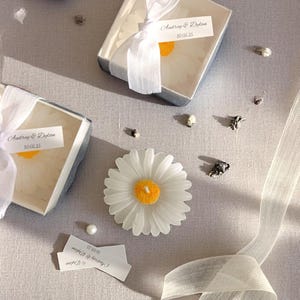 Candela a forma di margherita – Regalo per invitati a nozze, decorazione per addio al nubilato, candela di cera di soia floreale, bomboniere primaverili, confezione personalizzata
