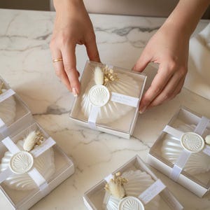 Confezione regalo di candele di soia con guscio d'ostrica: decorazione a conchiglia, etichetta personalizzata
