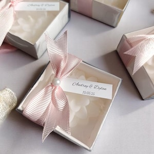 Elegante bomboniera a forma di sapone floreale – Scatola regalo personalizzata per gli ospiti con nastro – Nome e data personalizzati – Bomboniera per addio al nubilato o baby shower