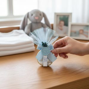 Personalisierte Babypartygeschenke: Mandelbonbons, blaues Band, Fußabdruckrobbe