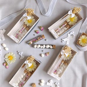 Elegante scatola porta bomboniere con tubo di rose e candela a forma di margherita – regalo naturale personalizzato per gli ospiti