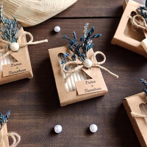 Savon cadeau de mariage rustique - Cadeau d'invité personnalisé avec fleurs séchées et boîte kraft - Savon prénom personnalisé pour shower de mariage, baby shower