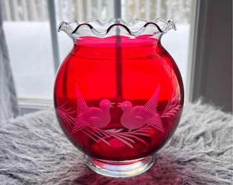 Vaso vintage in vetro soffiato rosso rubino e trasparente con decorazione a forma di uccello, realizzato a mano in Canada.