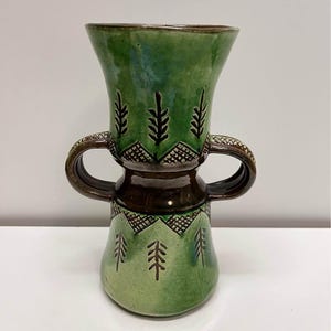 Jarko Zavi Mid Century Grün Braun glasierte Keramik Pine Tree Vase des kanadischen Künstlers Mid Century signiert