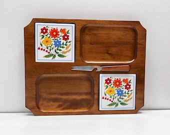 Tabla de embutidos y quesos de madera de nogal vintage con azulejos de cerámica florales.