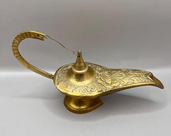 Lámpara de incienso/quemador de aceite vintage de latón grabado a mano con la figura del Genio de Aladino, de mediados de siglo.