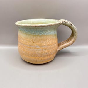 Taza de café Studio Pottery hecha a mano y firmada por el artista