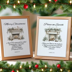 Puede incluir: Dos impresiones enmarcadas con marcos de madera, con obras de arte navideñas. Una dice "Merry Christmas" con Isaías 9:6, la otra dice "Peace on Earth" con Lucas 2:14. Ambas representan una chimenea con adornos.