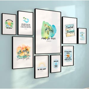 Puede incluir: Una colección de impresiones artísticas enmarcadas con marcos negros, con diseños de acuarela con temas de playa y océano y citas inspiradoras. Las impresiones incluyen imágenes de palmeras, una tortuga y una estrella de mar, con texto como "Made for More" y "Be the Light".