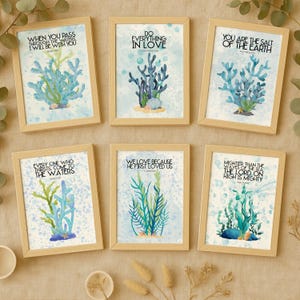 Peut inclure: Six impressions d'art encadrées avec des illustrations à l'aquarelle de coraux et d'algues dans des tons de bleu et de vert. Chaque impression présente un verset biblique différent en texte noir, sur fond bleu clair avec des bulles.