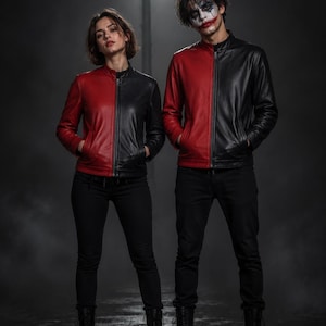 Peut inclure: Une veste bicolore présentant un design divisé avec un côté rouge et l'autre noir. La veste possède un col montant, une fermeture éclair centrale sur le devant et des manches longues. Elle est portée avec un pantalon noir et des bottes noires.
