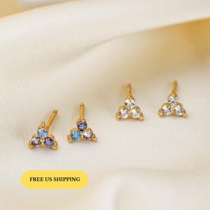 18k goud vermeil 3 diamanten oorbellen, drie stenen CZ-oorbellen, driehoek CZ-oorbellen, oorbellen, driehoek diamanten oorbel, E018