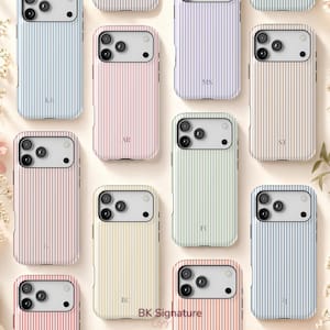 Puede incluir: Una colección de fundas para smartphone con rayas verticales en varios colores pastel, incluyendo azul, rosa, lavanda, beige y verde. Cada funda muestra un monograma único de dos letras y un recorte rectangular para tres lentes de cámara.