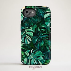 Puede incluir: Una funda para smartphone con un vibrante diseño de hojas de monstera verde. El diseño muestra varios tonos de verde, creando una estética tropical exuberante. La funda tiene un acabado brillante y el texto "BK Signature" es visible en la parte inferior.
