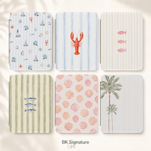 Puede incluir: Seis fundas rectangulares para tabletas con varios patrones: una con iconos náuticos sobre rayas azules, una con una langosta central sobre rayas azules, una con peces rosas sobre rayas beige, una con peces sobre rayas verdes, una con conchas rosas y una con palmeras.
