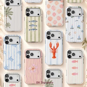 Peut inclure: Une collection de dix coques de smartphone présentant divers motifs, notamment des palmiers, des poissons, des coquillages, des voiliers, des tortues marines, un homard et une fleur. Chaque coque a une découpe pour appareil photo.