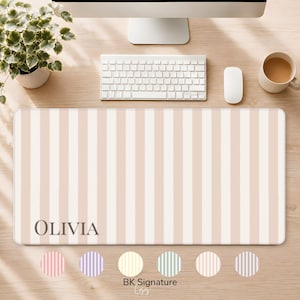 Könnte beinhalten: Eine rechteckige Schreibtischunterlage mit einem vertikalen Streifenmuster in abwechselnden hellbeigen und weißen Tönen. Der Name OLIVIA ist in einer dunkelgrauen Serifenschrift in der unteren linken Ecke der Unterlage aufgedruckt.