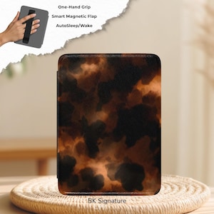 Könnte beinhalten: Eine Tablet-Hülle mit einem braunen und schwarzen abstrakten Design. Sie verfügt über einen Einhandgriff, eine intelligente Magnetklappe und eine Auto-Sleep/Wake-Funktion. Der Text "BK Signature" ist unten zu sehen.