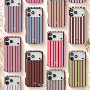 Könnte beinhalten: Eine Sammlung von Smartphone-Hüllen mit vertikalen Streifen in verschiedenen Farben wie Blau, Pink, Braun, Rot und Grün. Jede Hülle hat einen weißen Kameraausschnitt und personalisierte Initialen oder Namen auf der Rückseite.