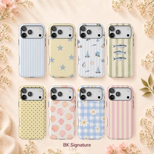 Peut inclure: Huit coques de smartphone disposées sur deux rangées. Les motifs incluent des rayures bleu clair, du jaune avec des étoiles bleues, des thèmes nautiques, des rayures vertes avec des poissons, des pois noirs sur fond jaune, des coquillages roses, du vichy bleu avec des marguerites et des rayures roses.