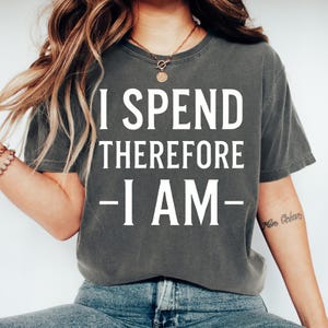 Lustiges Einkaufssüchtiges Frauen Shirt, Shopaholic Frau Humor Shirt, lustige Frau lustiges Geld Babe T-Shirt, lustiges Bankkonto dunkles Humor T-Shirt