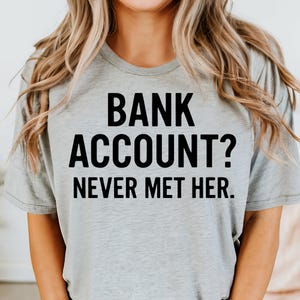 Lustiges Einkaufssüchtiges Frauen Shirt, Shopaholic Frau Humor Shirt, lustiges Frauen Geld Ausgabe Shirt, lustiges Bankkonto Dunkler Humor T-Shirt